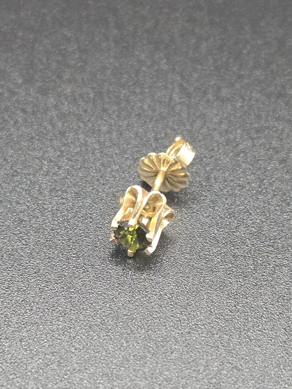 Single 14k Yellow Gold Peridot Earring
